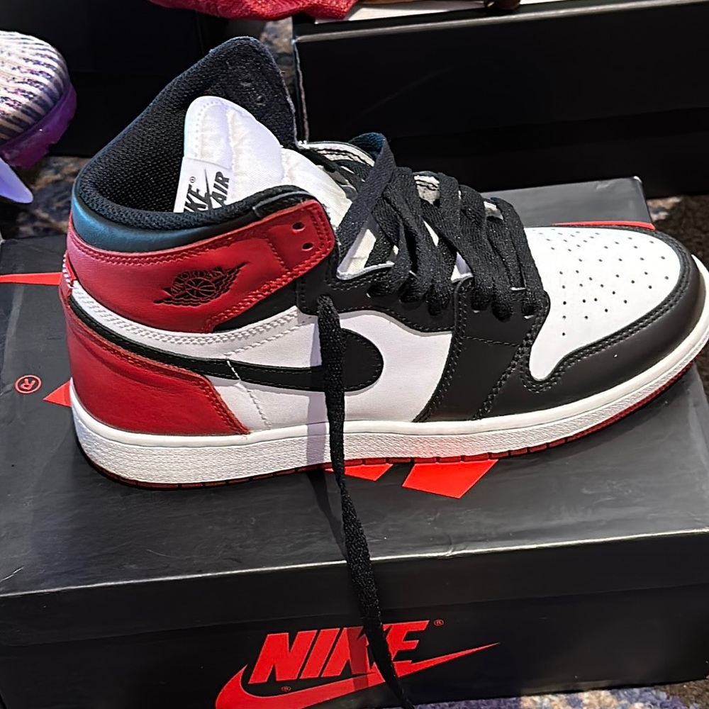Nike Jordan 1 retro high OG size 7y can fit women 8-8.5